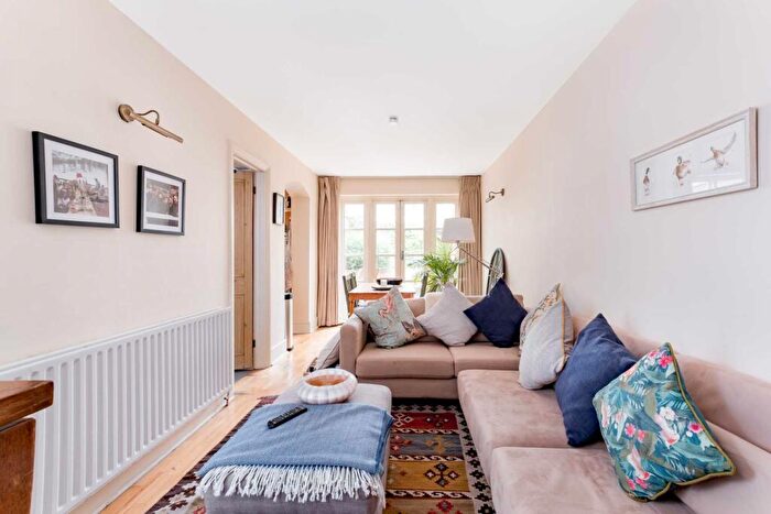 2 Bedroom Flat To Rent In Bolingbroke Grove, Clapham, SW11