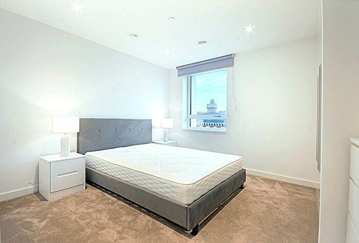 2 Bedroom Flat To Rent In Walworth Road, Elephant And Castle, London, SE17