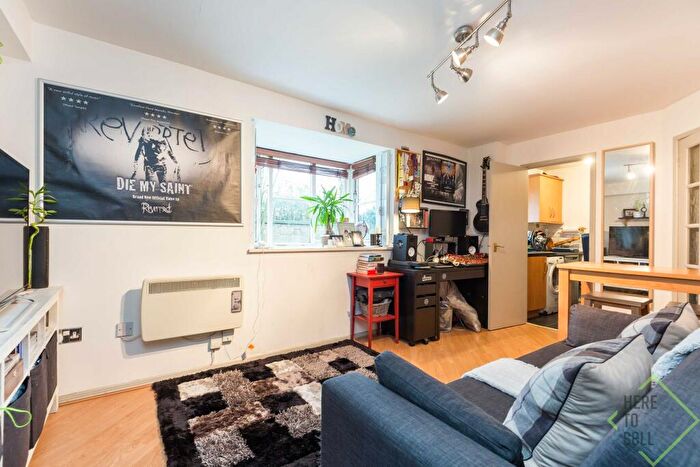 Studio To Rent In Warwick Gardens, Harringay, London, N4