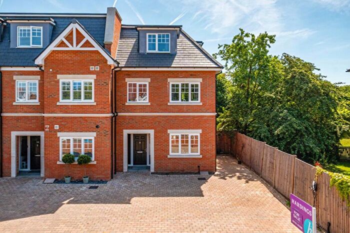 4 Bedroom End Of Terrace House For Sale In Vansittart Road, Windsor, SL4