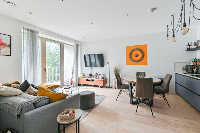 2 Bedroom Flat For Sale In Balham High Road, Balham, London, SW17