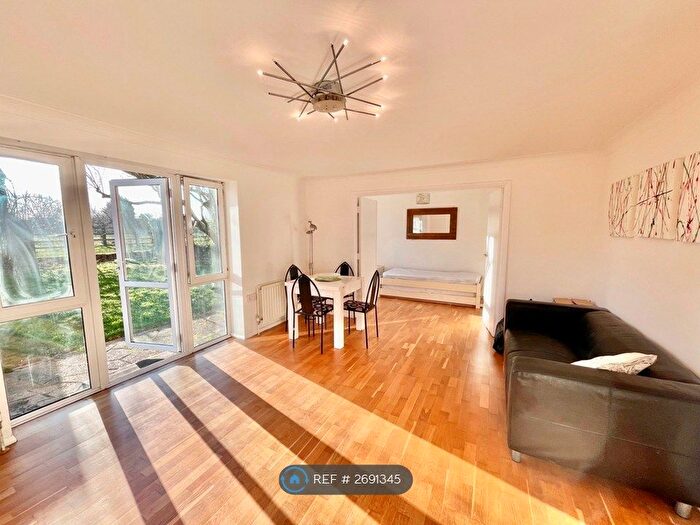 2 Bedroom Flat To Rent In Fawcett Road, Windsor, SL4