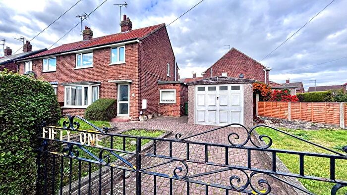 3 Bedroom Semi-detached House For Sale In The Oval, Brough, HU15