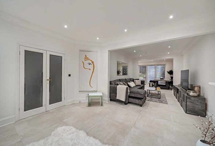 4 Bedroom Semi Detached House For Sale In Kingsmere Park, London, NW9