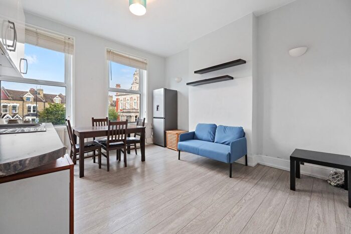 2 Bedroom Flat To Rent In East Hill, Wandsworth, SW18