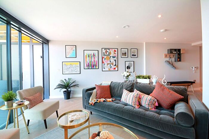 2 Bedroom Flat To Rent In Churchyard Row, Elephant And Castle, London, SE11