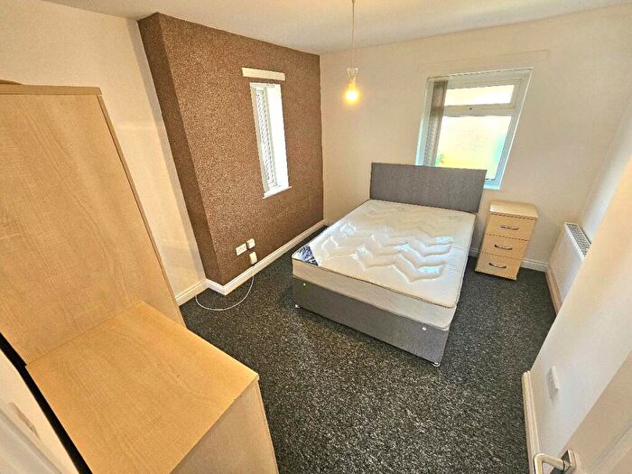 1 Bedroom Flat To Rent In Elsmore Road, Followfield, Manchester, M14