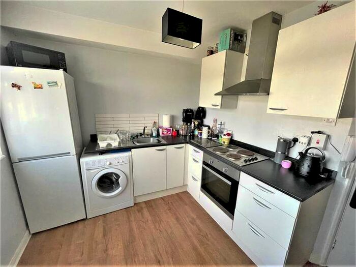 Flat To Rent In Robin Hood Lane, Chatham, Kent, ME5
