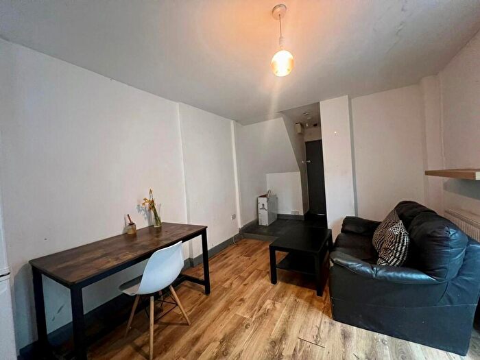 1 Bedroom Flat To Rent In Glenroy Street, Cardiff, CF24