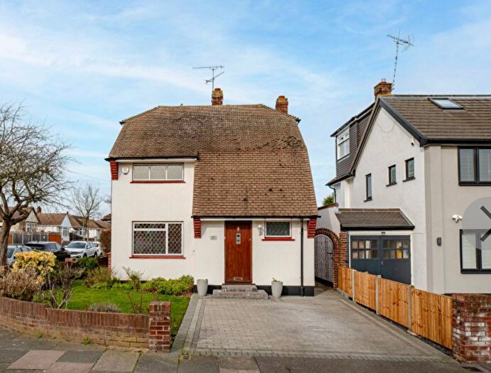 3 Bedroom Detached House For Sale In Glynde Way, Southend-On-Sea, SS2