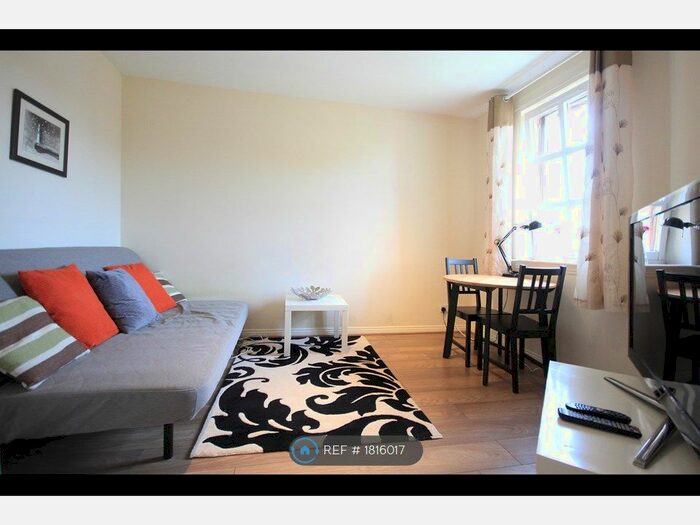 2 Bedroom Flat To Rent In Craigmillar Castle Avenue, Edinburgh, EH16