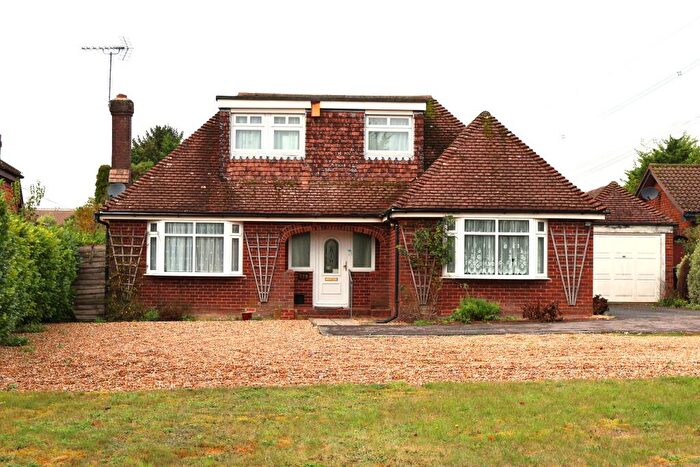 4 Bedroom Chalet For Sale In London Road, Horndean, PO8