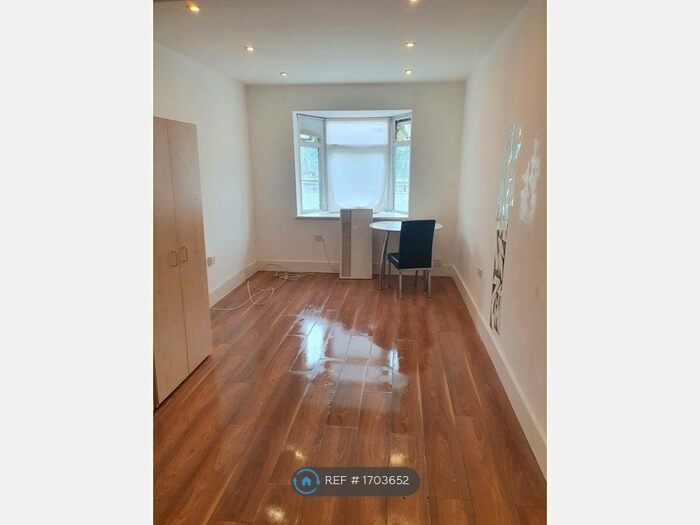 Studio To Rent In Brentmead Place, London, NW11