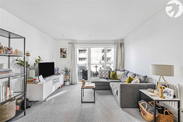 1 Bedroom Flat For Sale In Carmichael Avenue, Greenhithe, Kent, DA9