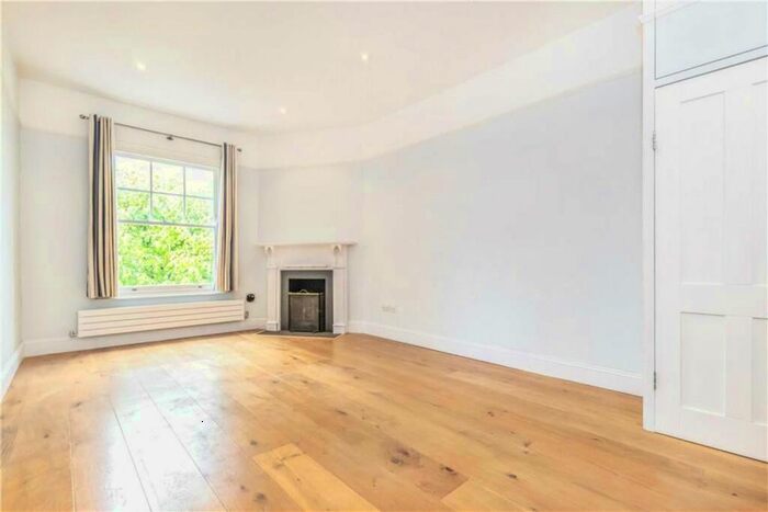 3 Bedroom Flat To Rent In Upper Richmond Road West, London, SW14