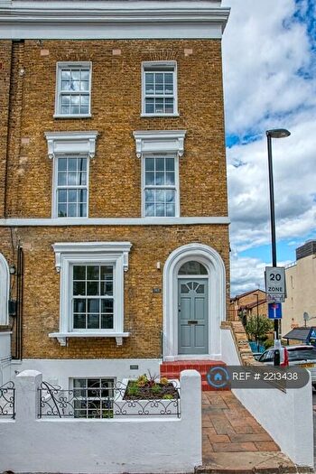 2 Bedroom Flat To Rent In New Cross Road, London, SE14