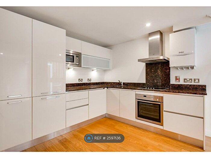 3 Bedroom Flat To Rent In Trinity Mews, London, E1