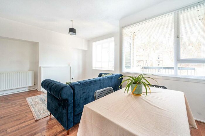 3 Bedroom Flat To Rent In Darenth Road, Stoke Newington, London, N16