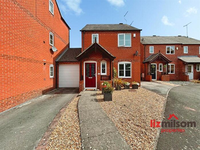 3 Bedroom Link Detached House For Sale In Castle Croft, Castle Gresley, DE11
