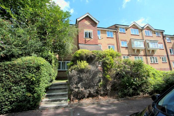 Studio To Rent In Oakhill Road, RM19