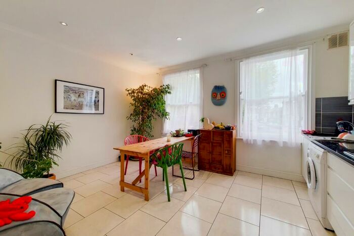 2 Bedroom Flat To Rent In Lewisham Way, Brockley, London, SE4