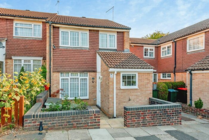 4 Bedroom End Terrace House For Sale In Rydal Close, Ifield, Crawley, RH11