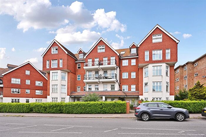 2 Bedroom Flat For Sale In Upper Sea Road, Bexhill-On-Sea, TN40