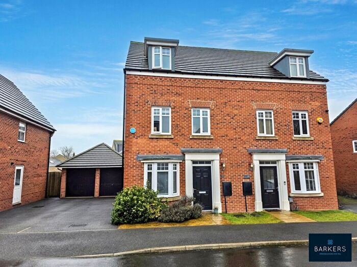 4 Bedroom Semi-Detached House To Rent In Heathfield Lane, Birkenshaw, BD11