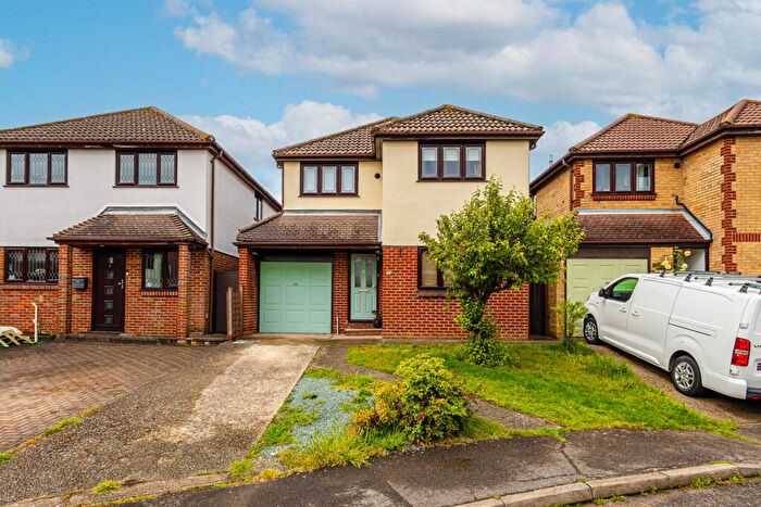 4 Bedroom Detached House For Sale In Moat Rise, Rayleigh, SS6