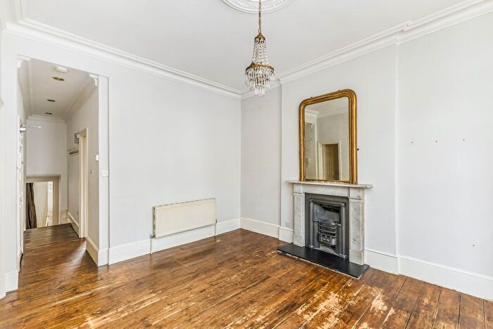 2 Bedroom Flat For Sale In Gordon Place, London, W8