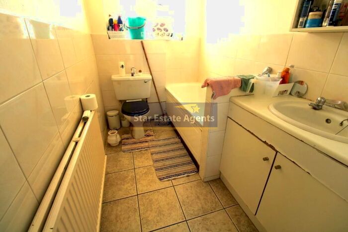 2 Bedroom Flat For Sale In Denziloe Avenue, Uxbridge, Greater London, UB10