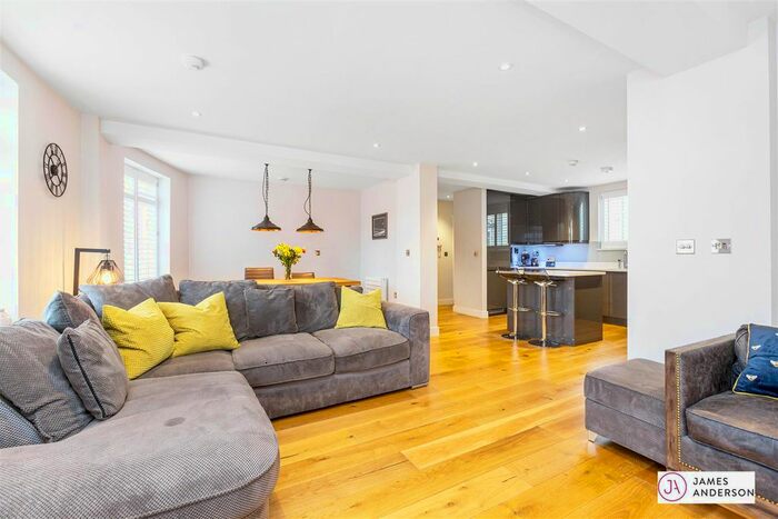 3 Bedroom Flat To Rent In Upper Richmond Road West, East Sheen, SW14