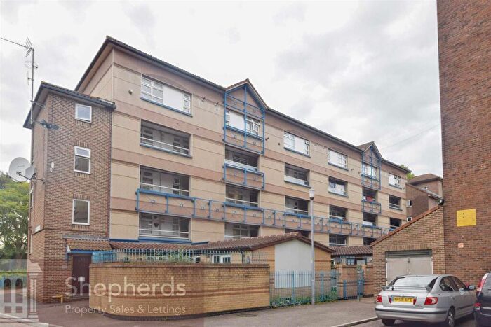 3 Bedroom Maisonette For Sale In Holdbrook South, Waltham Cross, EN8