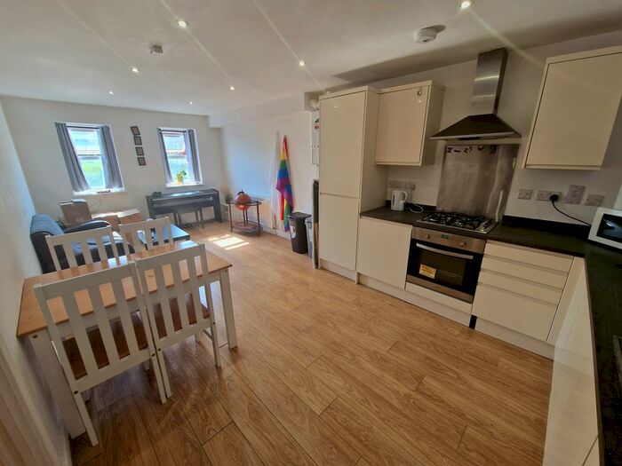 2 Bedroom Flat To Rent In Old Bedford Road, Luton, LU2