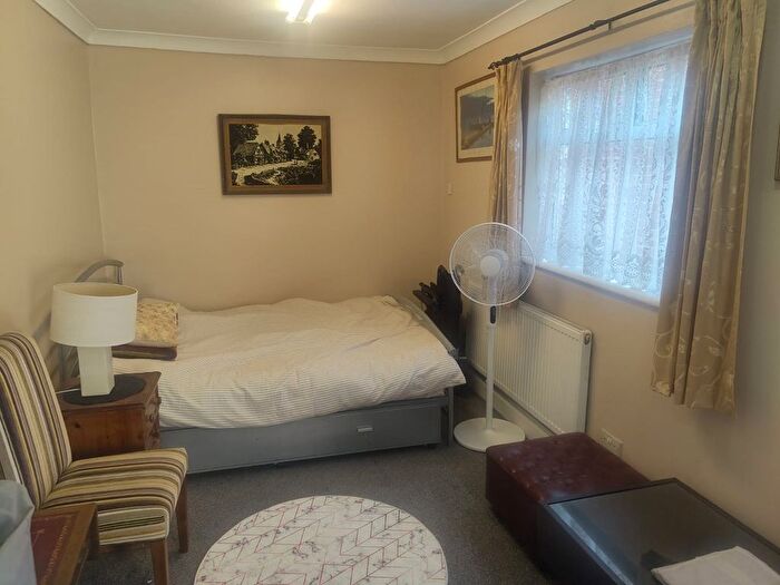 1 Bedroom Studio To Rent In Hardwicke Avenue, Hounslow, TW5