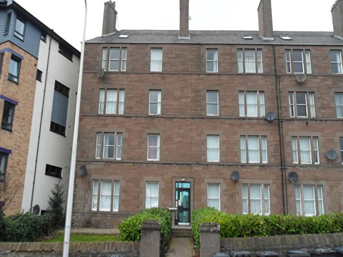 3 Bedroom Flat To Rent In Roseangle, Dundee, DD1