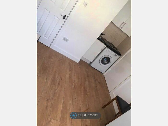 Studio To Rent In Croyland Road, London, N9