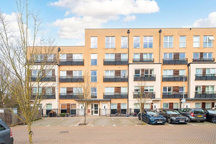 2 Bedroom Flat To Rent In Lanadron Close, Isleworth, TW7