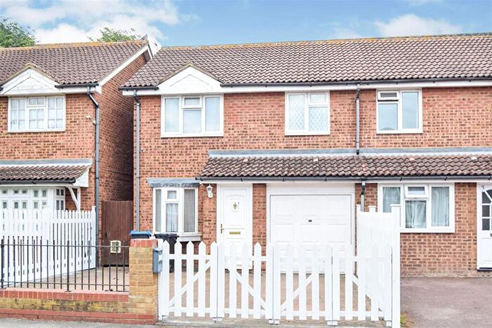 3 Bedroom House To Rent In Veals Mead, Mitcham, CR4