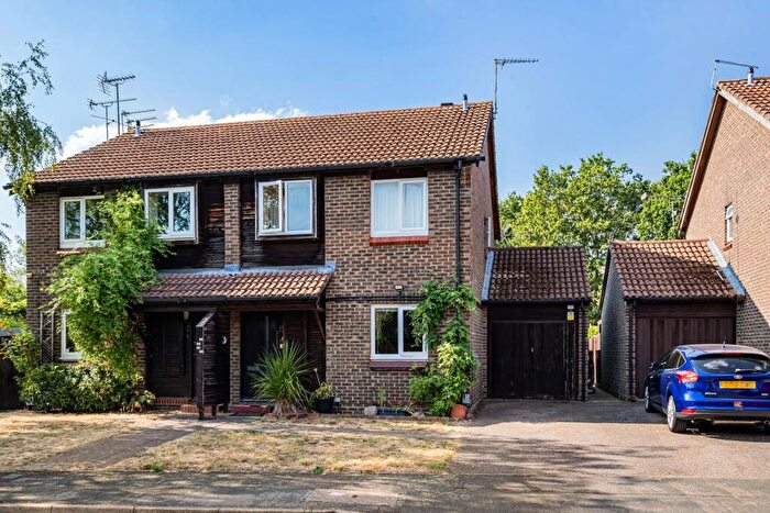 1 Bedroom Maisonette For Sale In Willowmead Close, Woking, Surrey, GU21