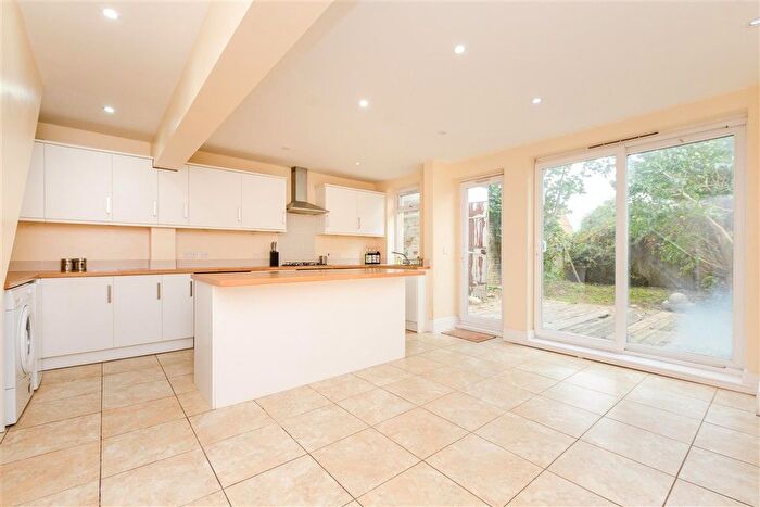 5 Bedroom Semi-Detached House For Sale In Jersey Road, Strood, Rochester, Kent, ME2