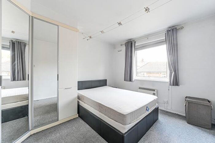 1 Bedroom Flat For Sale In Battersea Park Road, London, SW11