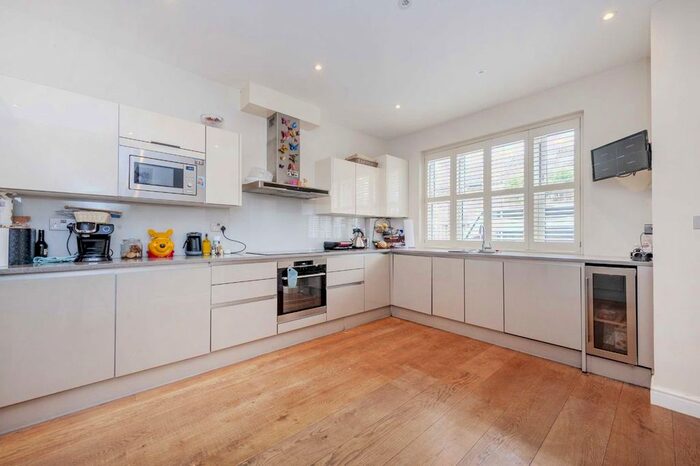 4 Bedroom Property To Rent In Allnutt Way, London, SW4