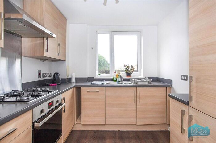 2 Bedroom Apartment To Rent In Holdsworth Lodge, Lankaster Gardens, East Finchley, London, N2