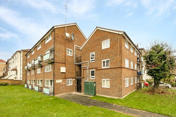 2 Bedroom Flat For Sale In Peveret Close, New Southgate, N11