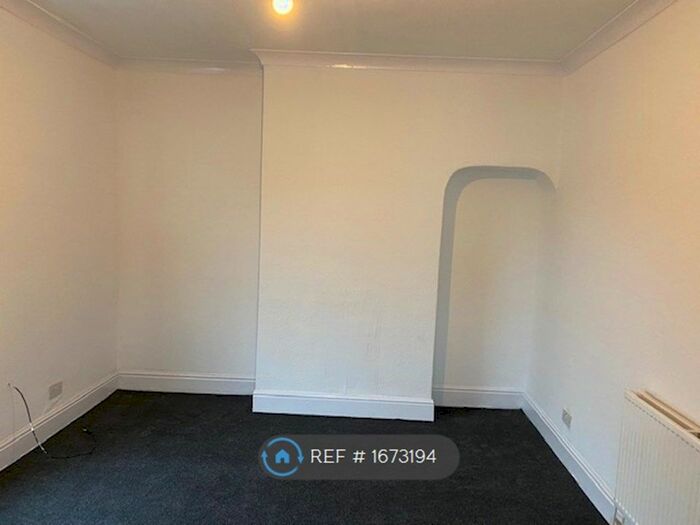 2 Bedroom Flat To Rent In Delapole Avenue, Hull, HU3