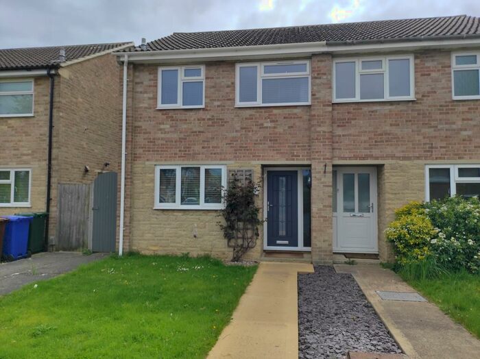 3 Bedroom Semi-Detached House To Rent In Orchard Way, Bicester, OX26