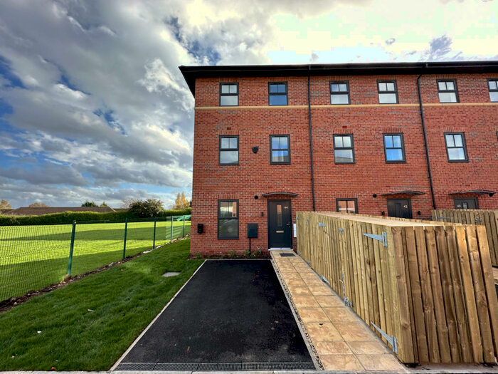 2 Bedroom Town House To Rent In Dallington Street, Nottingham, Nottinghamshire, NG8