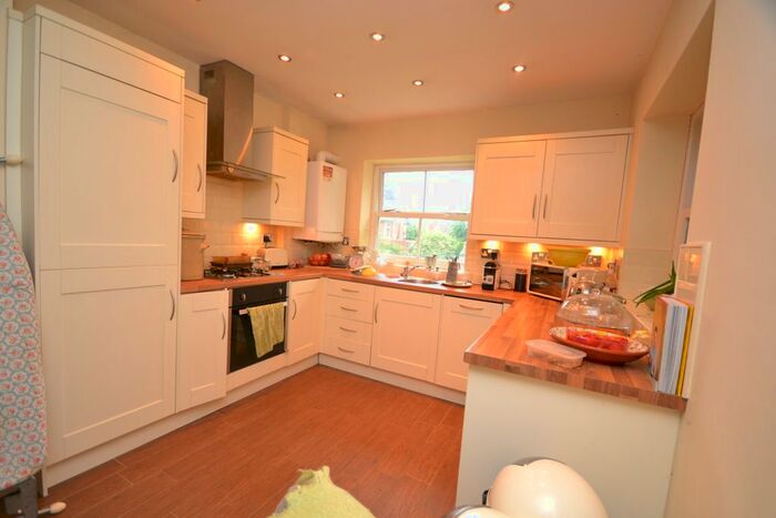 2 Bedroom Flat To Rent In Elm Avenue, Beeston, Nottingham, NG9