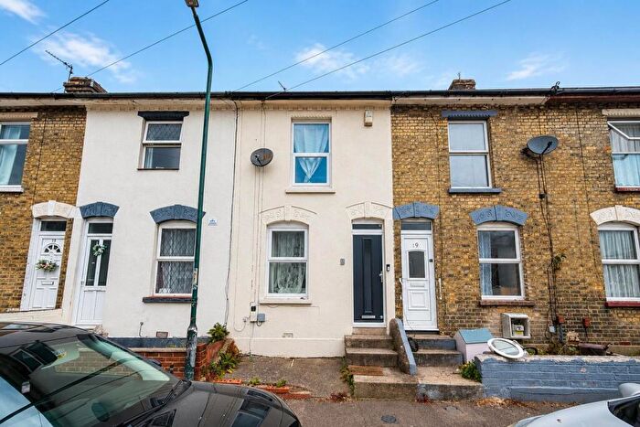 2 Bedroom Terraced House For Sale In Montfort Road, Rochester, ME2